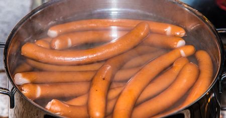 W Danii zakazane, w Polsce nadal spożywane codziennie. Ten składnik prowadzi do zawału i raka