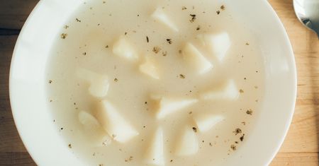 Kiedyś zupa biedoty, dziś w restauracjach. Ja dodaję do niej leśny skarb i smakuje obłędnie