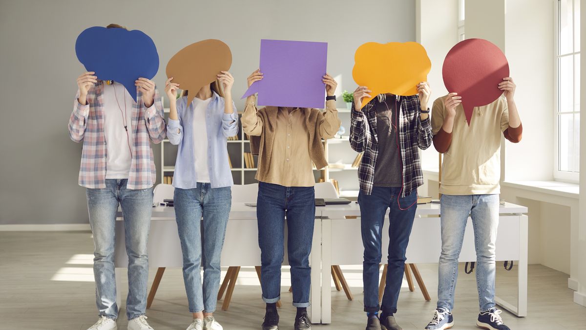 ZUS pobiera składki, z których finansowane są w Polsce m.in. emerytury, renty i zasiłki. ZUS nie decyduje o wysokości składek, pensji minimalnej ani o wieku, w którym można przejść na emeryturę