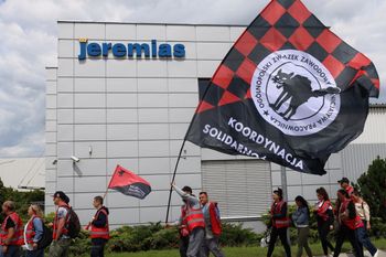 Pracownicy strajkują w Gnieźnie. Aktywiści nie przepuszczali samochodów w Jeremiasie