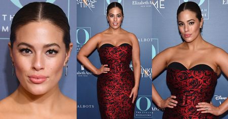 Ashley Graham kusi dekoltem na ściance