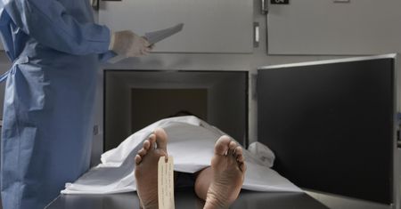 Gdy serce się zatrzymuje, ono wciąż "żyje". Co się dzieje z ciałem człowieka po stwierdzeniu zgonu?