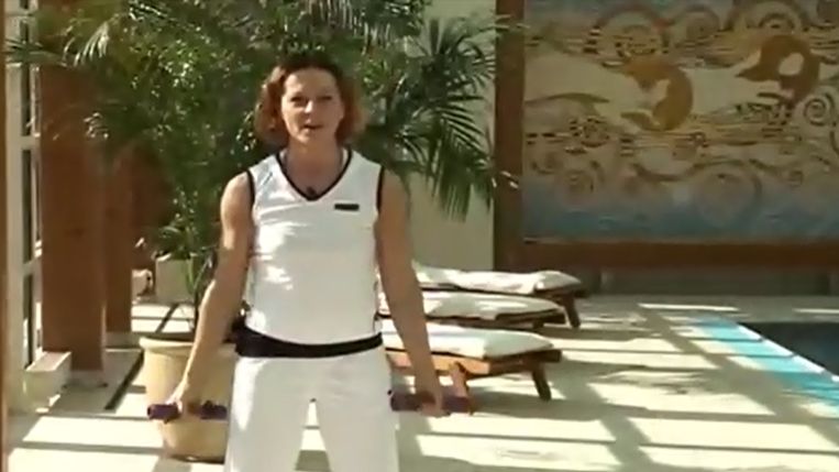 Tych kilka prostych ćwiczeń na smukłe ramiona pomoże nam osiągnąć spektakularny efekt 