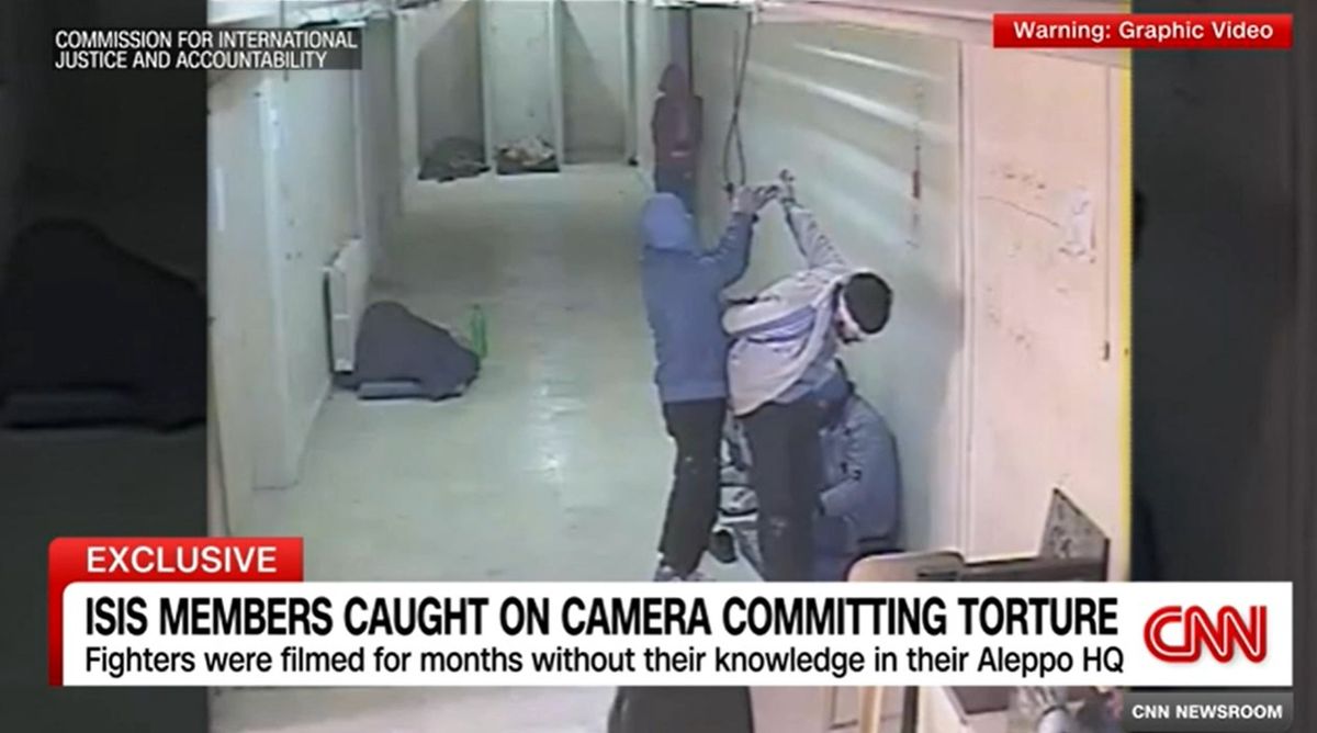 Zrzut ekranu z filmu ukazującego tortury terrorystów z ISIS