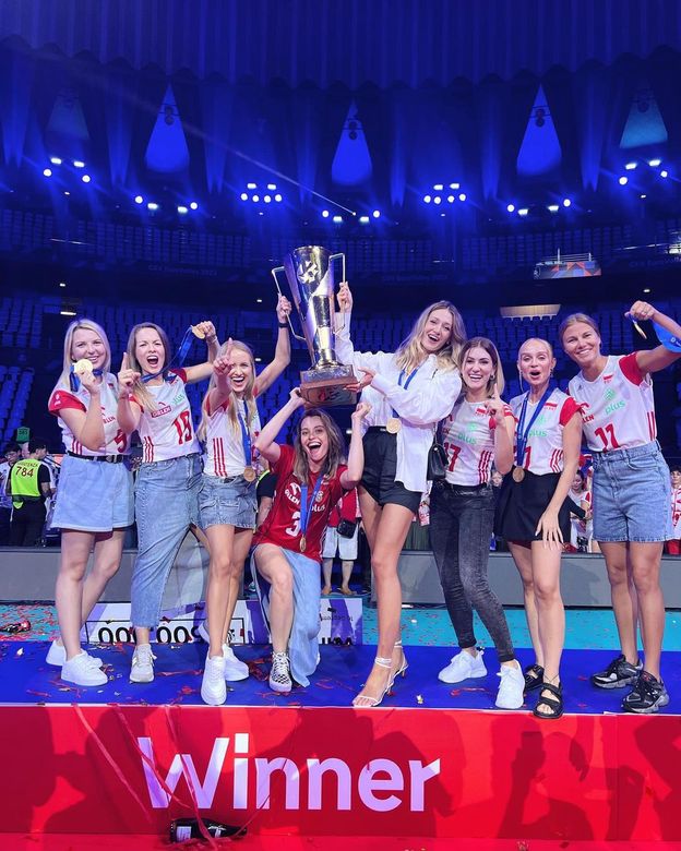 Ukochane polskich siatkarzy pozują ze ZŁOTYM PUCHAREM po zwycięstwie Biało-Czerwonych na Mistrzostwach Europy! (FOTO)