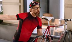 Szymon Majewski jako rowerzysta w reklamie Plusa