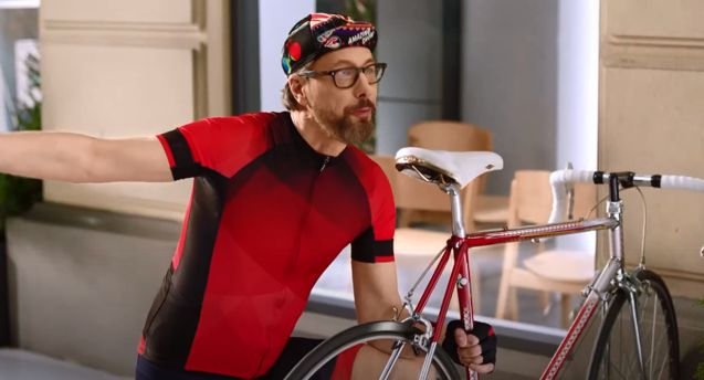 Szymon Majewski jako rowerzysta w reklamie Plusa