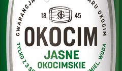 Piwo Okocim z jednolitą szatą graficzną podkreślającą jego tradycję
