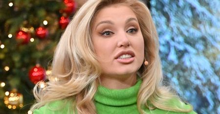 Karolina Pajączkowska pozuje na jachcie. Ma na sobie ażurowy kostium