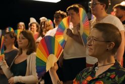 "Nienawiść w białych rękawiczkach". Chór LGBT+ walczy z dyskryminacją