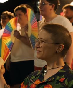 "Nienawiść w białych rękawiczkach". Chór LGBT+ walczy z dyskryminacją