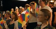 "Nienawiść w białych rękawiczkach". Chór LGBT+ walczy z dyskryminacją
