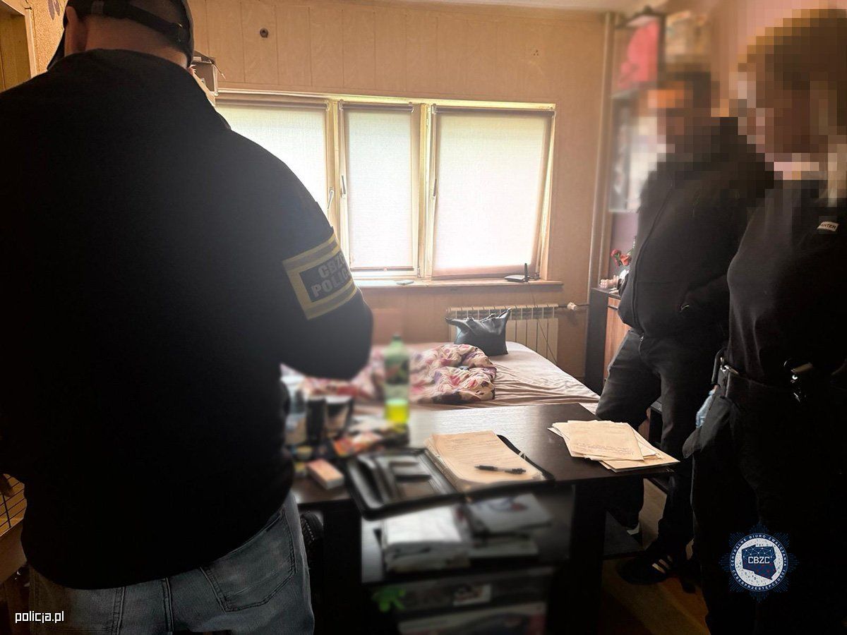 Rozbili grupę "przekrętów na akcje Skarbu Państwa". Policja zatrzymała "pralnię" kryptowalut