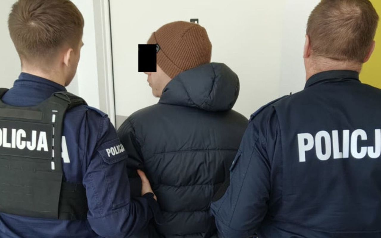 Nagie zwłoki 18-latki w kocu pod wersalką. Tragedia w Warszawie