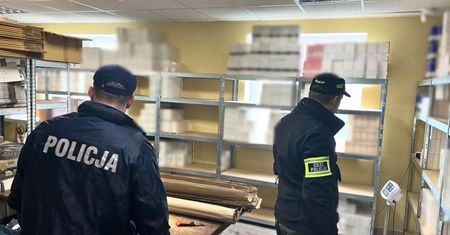 Służby weszły do magazynu. Odkrycie pogrążyło właściciela
