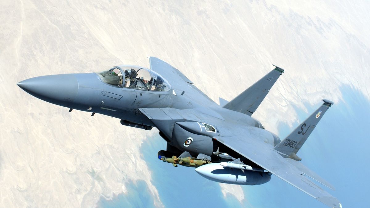 Zdjęcie myśliwców stacjonujących w bazie lotniczej w Lakeneath