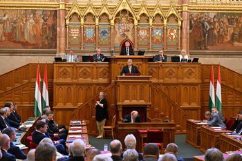 Miliony na odprawy dla ludzi Orbana. Kwota już zarezerwowana