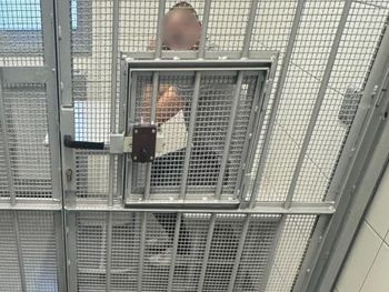 Krapkowice: Poszukiwany przyszedł na komendę zgłosić, że został oszukany. Od razu trafił za kratki