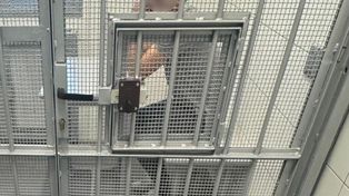 Krapkowice: Poszukiwany przyszedł na komendę zgłosić, że został oszukany. Od razu trafił za kratki