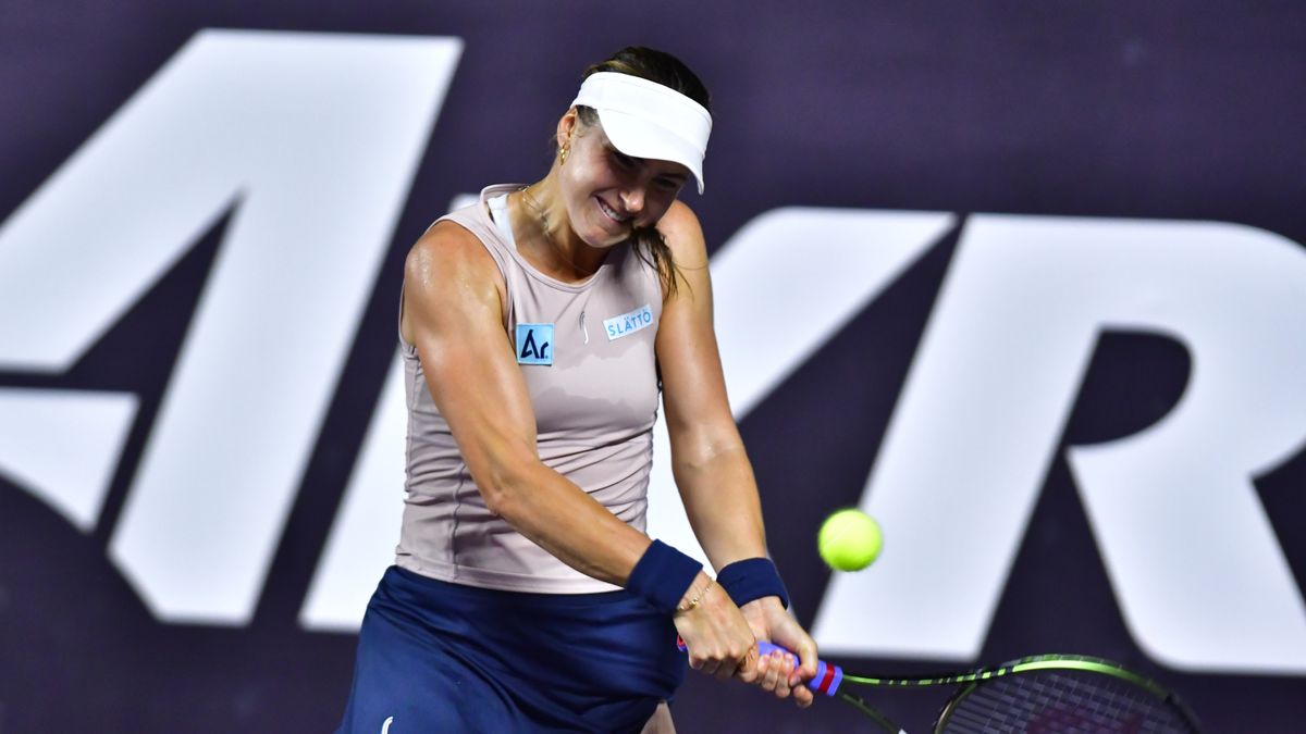 MERIDA, MEXICO - FEBRUARY 21: Rebecca Peterson of Sweden plays a backhand in the first round singles match against Nadia Podoroska of Argentina as part of the Merida Open Akron 2023 - Day 4 at Yucatan Country Club on February 21, 2023 in Merida, Mexico. (Photo by Jaime Lopez/Jam Media/Getty Images)