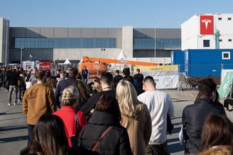 Tesla mocniej wiąże się z Niemcami. Chce zwiększyć fabrykę i zatrudnienie