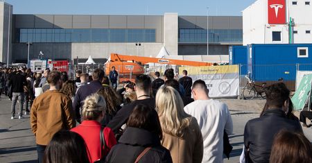 Tesla mocniej wiąże się z Niemcami. Chce zwiększyć fabrykę i zatrudnienie