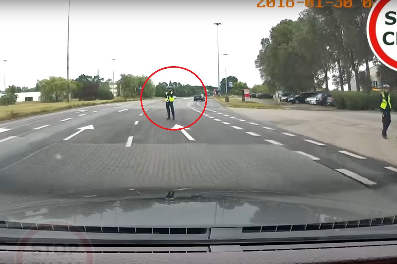 Policjantka na środku drogi w Łodzi. Burza w komentarzach