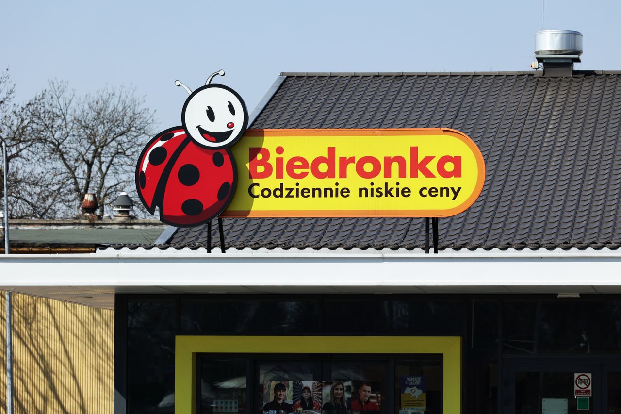 Biedronka szuka pracowników. Oferuje ponad 9 tys. zł i auto służbowe