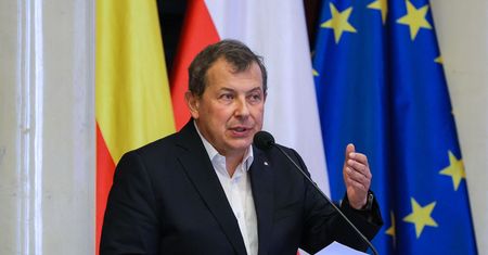 Zablokował nocną prohibicję. Sam alarmował o libacjach