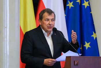Zablokował nocną prohibicję. Sam alarmował o libacjach