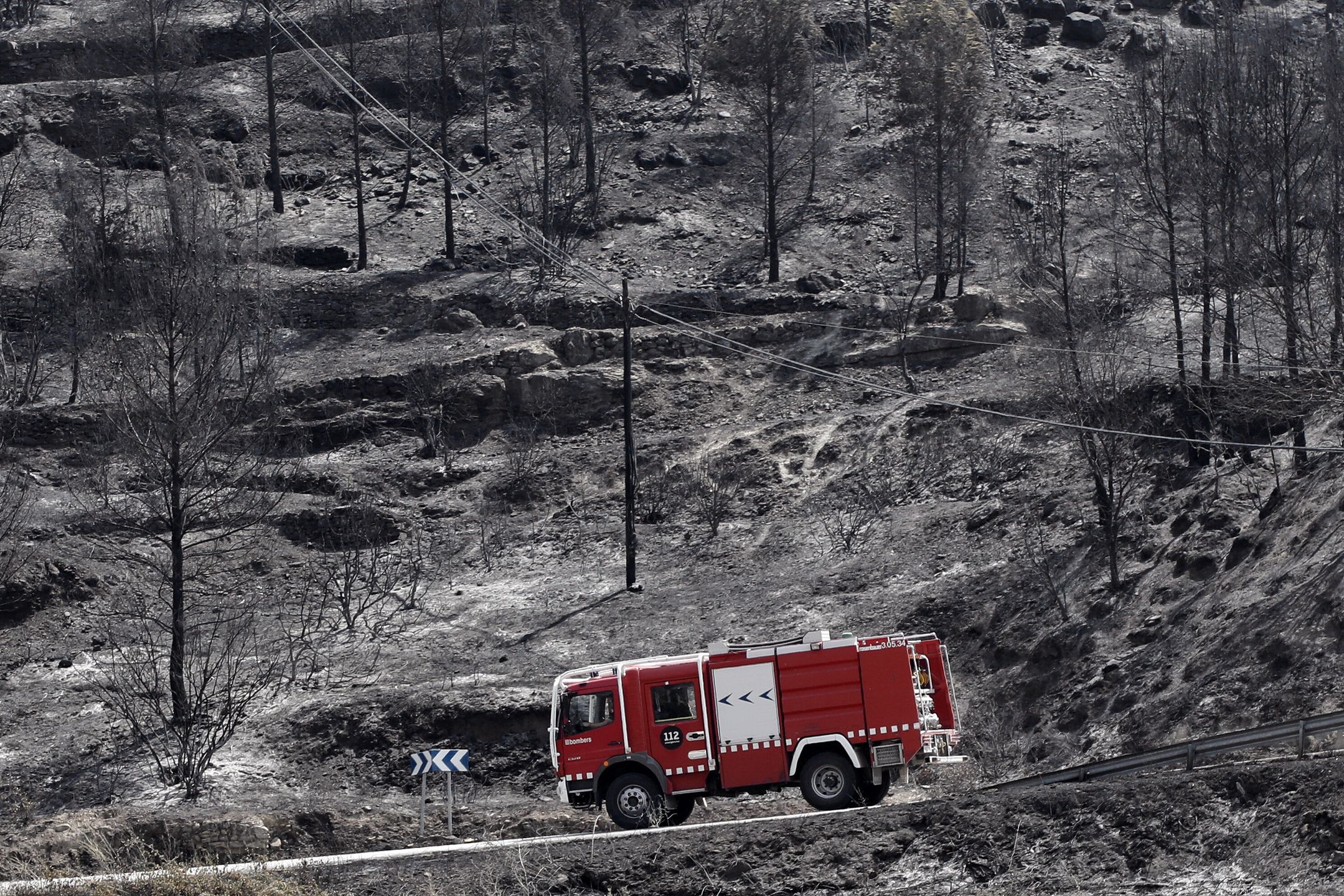 A fire truck crosses a burned area by the fire that affects the village of El Pont de Vilomara in Barcelona, Spain, 18 July 2022. The fire is still active after having already burned more than 1,650 hectares. The heat wave sweeping across Spain is fueling forest fires in five Spanish regions. EPA/ANDREU DALMAU Dostawca: PAP/EPA.