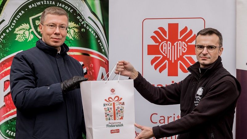 Dyrektor ds. Marketingu Perła – Browary Lubelskie S.A. Maciej Ładwiński i Dyrektor Caritas Archidiecezji Lubelskiej ks. Paweł Tomaszewski