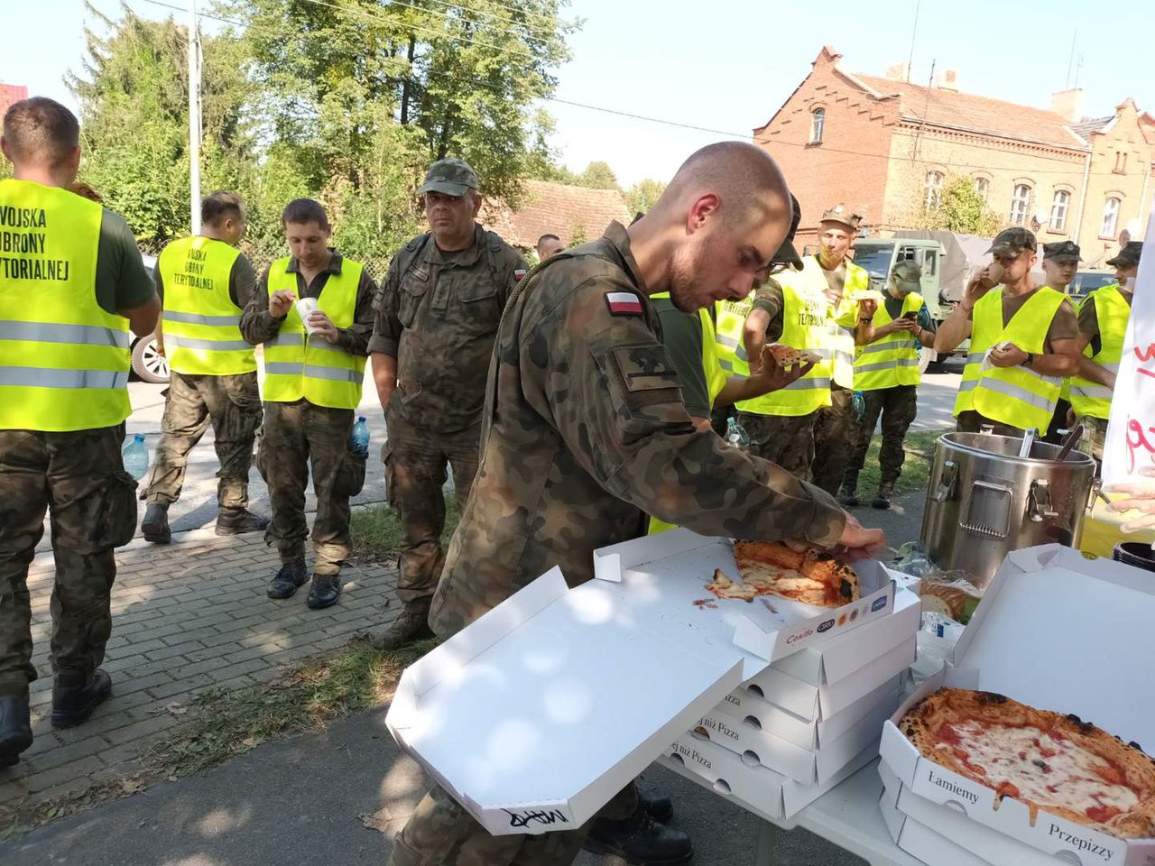 Rok temu rozdawali jedzenie głosującym. Teraz dowożą pizzę żołnierzom