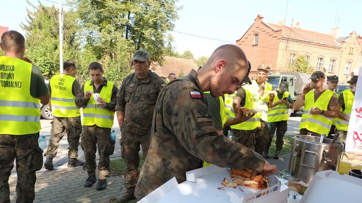 Żołnierze WOT i ochotnicy pomagający we Wrocławiu