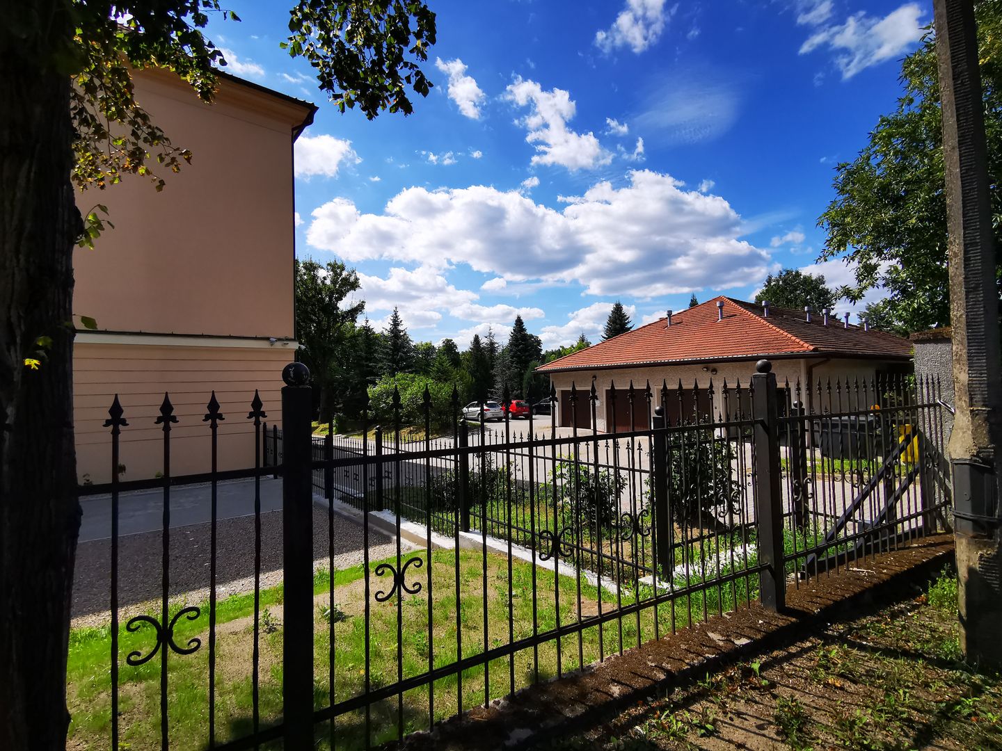 W garażu redemptorystów i na parkingu nie ma luksusowych samochodów