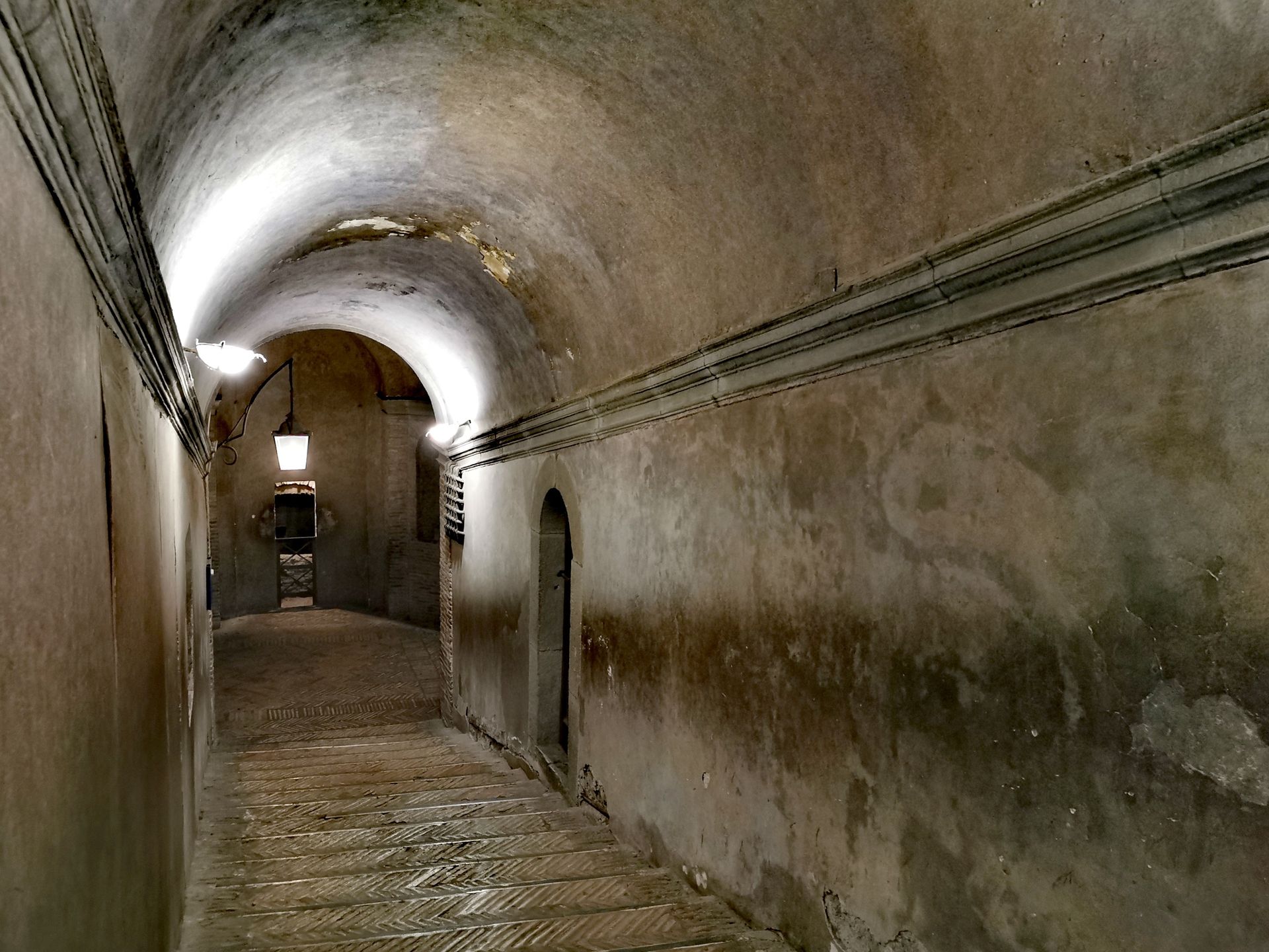 Surowe wnętrza zamku i antyczna rampa robią piorunujące wrażenie