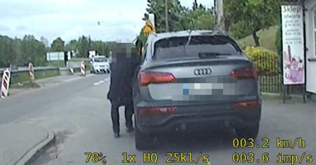 Wyprzedził nieoznakowany radiowóz na czerwonym świetle. Przy kontroli w pośpiechu wysiadł do policjantów, a pojazd... pojechał dalej.