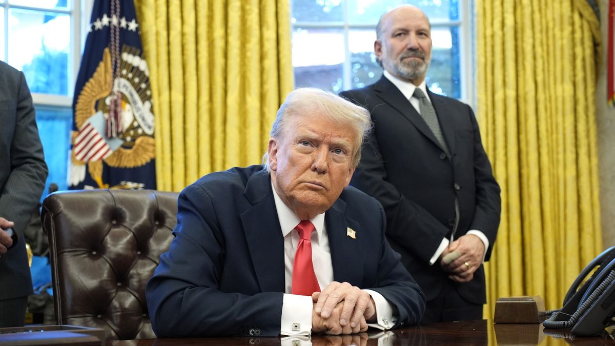 US President Trump signs executive order in the Oval Office at the White House
epa11924646 US President Donald Trump speaks to reporters alongside Secretary of Commerce Howard Lutnick (R) after signing Executive Orders in the Oval Office of the White House in Washington, DC, USA, 25 February 2025.  EPA/YURI GRIPAS / POOL 
Dostawca: PAP/EPA.
YURI GRIPAS / POOL
White House, Oval office, Hat, Desk, Trump