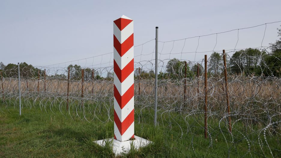 znak graniczny
Pawe� Supernak
granica, granica polsko-bia�oruska, polityk, polityka, wizyta, wojsko, drut kolczasty, druty kolczaste, granicy pa�stwa, granicy UE, krajowa, obrona, pogranicznicy, s�up graniczny, stra� graniczna, pogranicze, polsko bia�oruska