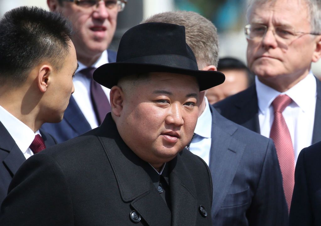 Korea Północna wystrzeliła rakiety. Kim Dzong Un chwali fabrykę broni