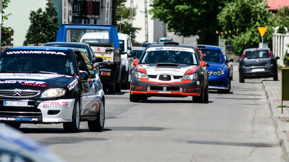 Samochody do motorsportu dostaną żółte tablice rejestracyjne z czerwonymi znakami