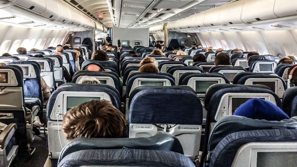 Stewardesa podpowiada, co warto zabrać na pokład 