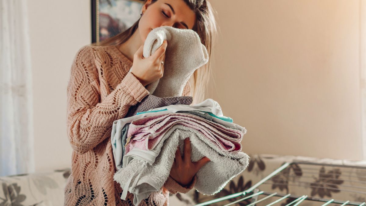 Kobieta wącha pranie