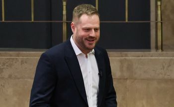 Polityk PiS stanął w obronie Sikorskiego. "Podnóżku Putina"