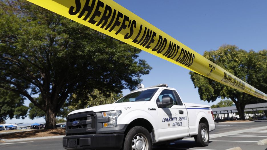 Multiple fatalities in workplace shootingepa09229543 Police and investigators at the scene of a workplace shooting at the San Jose Valley Transportation Authority light rail yard in San Jose, California, USA, 26 May 2021. The Santa Clara County Sheriff's office confirmed multiple fatalaties including the gunman.  EPA/JOHN G. MABANGLO Dostawca: PAP/EPA.JOHN G. MABANGLO