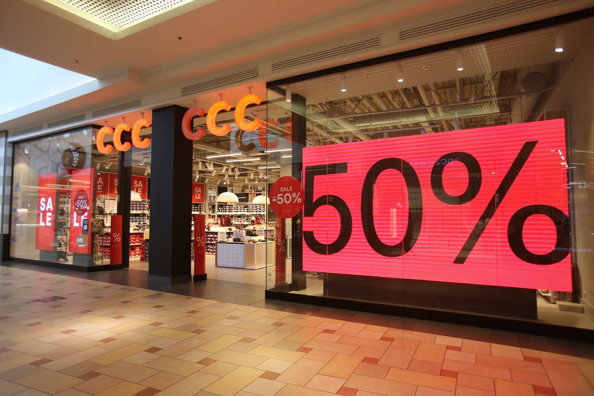 Wiele osób woli zakupy internetowe od stacjonarnych. To właśnie z myślą o nich zrobiono Cyber Monday, czyli Cyfrowym Poniedziałku. Cyber Monday w Polsce pierwszy raz był obchodzony w 2016 r.   