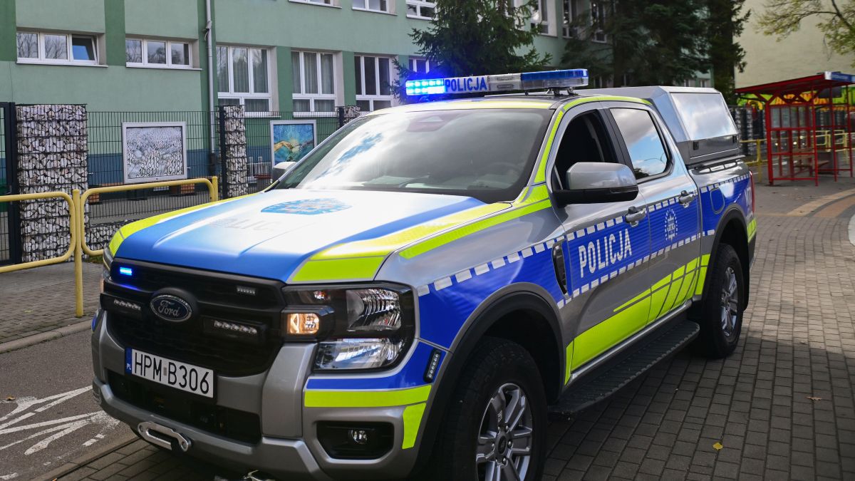Prewencyjny patrol przed szkołą;  zdj. poglądowe