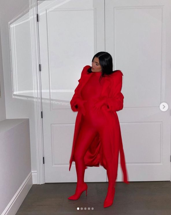 Ciężarna Kylie Jenner w obcisłym kombinezonie od stóp do głów