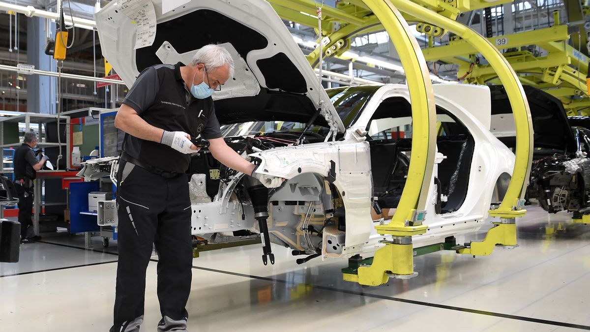 SINDELFINGEN, GERMANY - APRIL 30: Workers wear protective face masks as they assemble cars at the Mercedes-Benz factory following the resumption of automobile production this week during the novel coronavirus crisis on April 29, 2020 in Sindelfingen, Germany. Auto production at car manufacturers' factories across Germany had been shut down since March due both to lockdown measures meant to stem the spread of the virus as well as disruptions in supply chains. Many factories have reopened this week as Germany takes careful steps to ease restrictions in a bid to revive economic activity. (Photo by Matthias Hangst/Getty Images)
