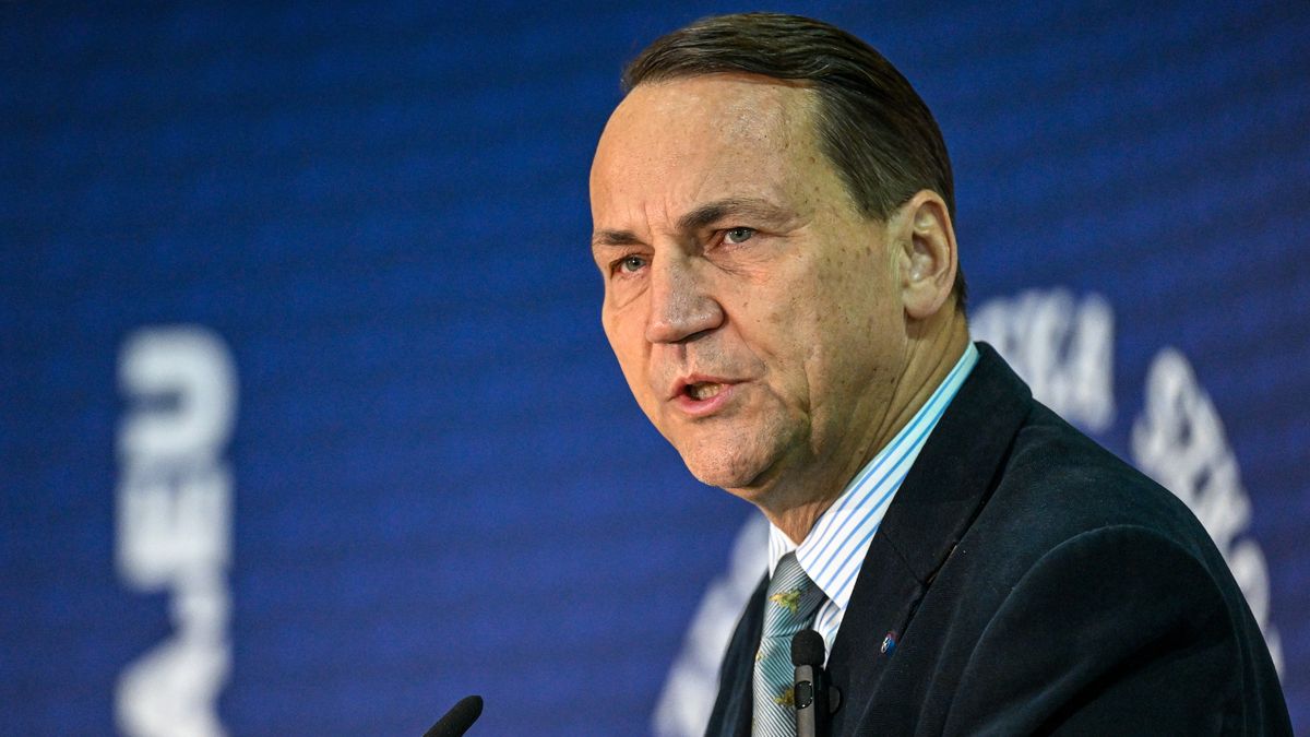 Przemyśl, 09.10.2025. Wicepremier, minister spraw zagranicznych RP Radosław Sikorski podczas spotkania, 9 bm. w Wyższej Szkole Prawa i Administracji w Przemyślu. Wydarzenie odbyło się w ramach objazdu po Regionalnych Ośrodkach Debaty Międzynarodowej. (sko) PAP/Darek Delmanowicz